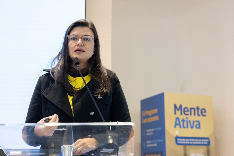 Participante do 2º Simpósio de Prevenção de Quedas em Pessoas Idosas durante palestra