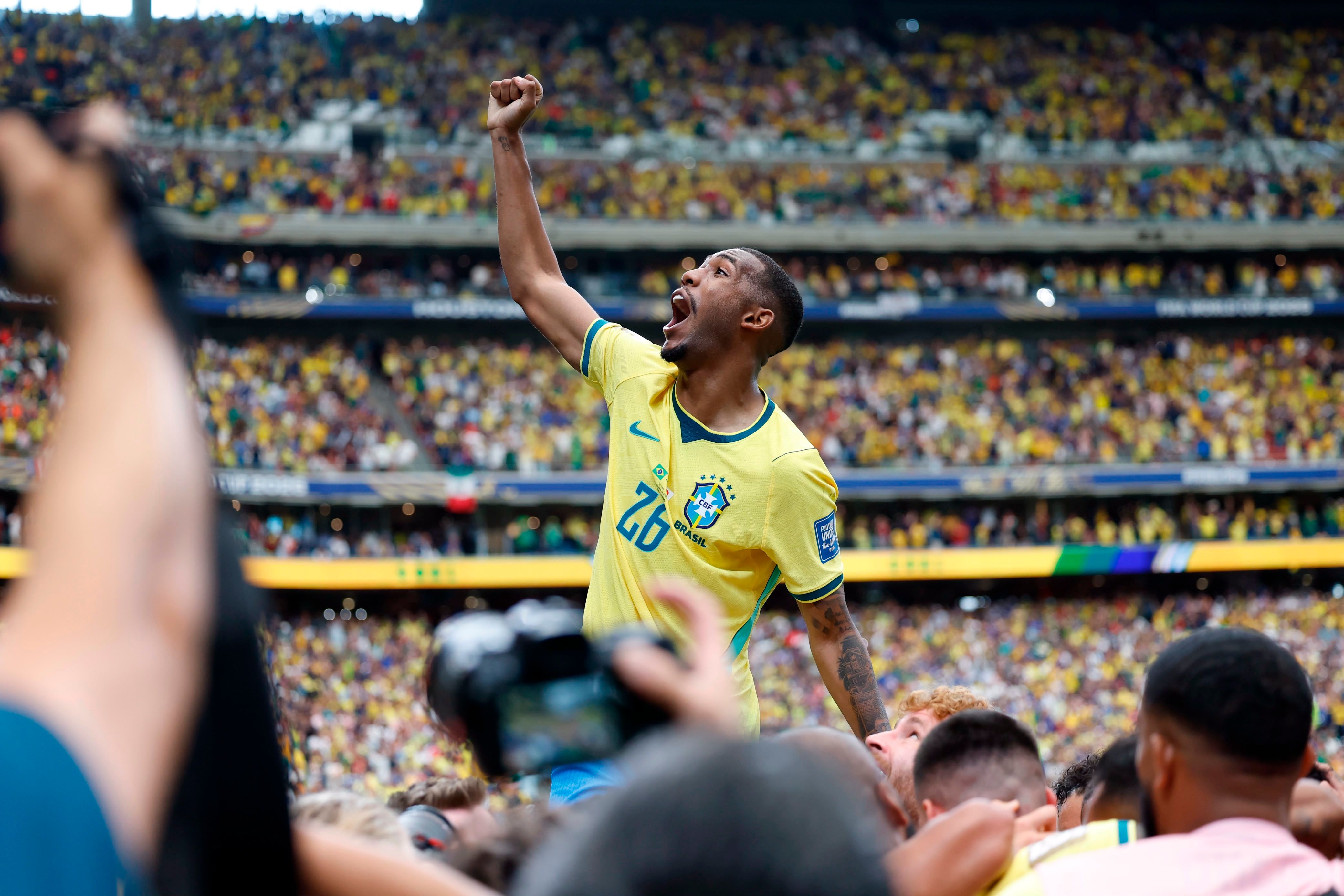De virada, Brasil derrota Japão por 2 a 1 e avança às oitavas da Copa do Mundo