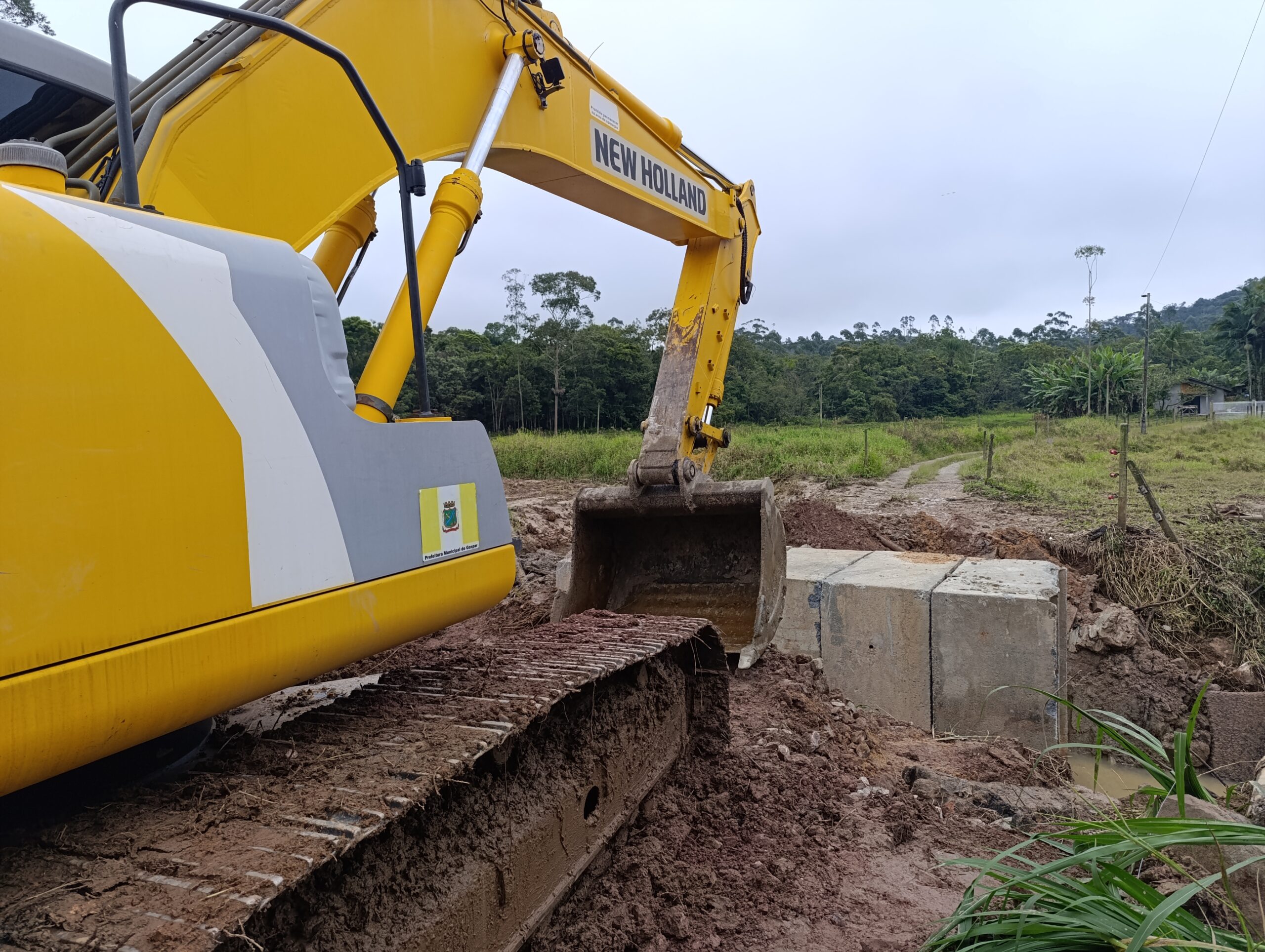 Prefeitura de Gaspar amplia rede de drenagem na Rua Vitório Clemente no Barracão
