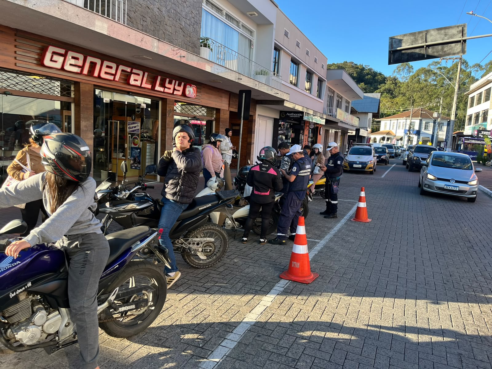 Blitz da Ditran identifica 35 irregularidades e recolhe quatro veículos em Gaspar