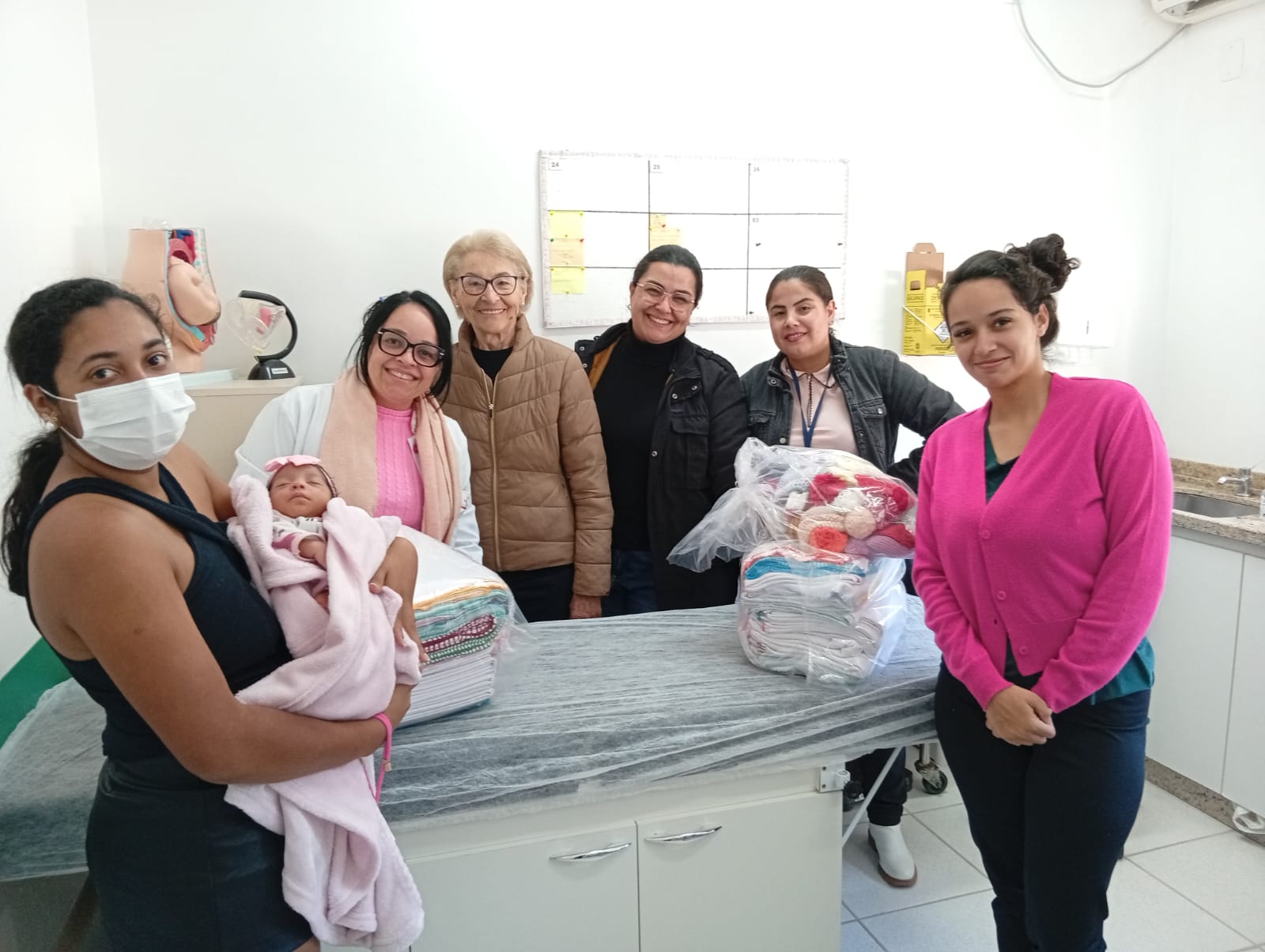 Costureiras voluntárias do CCI doam mantas e toucas para gestantes da Margem Esquerda