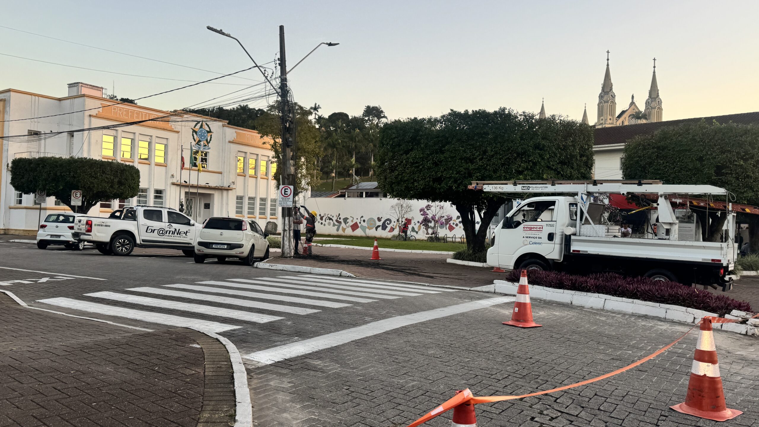 Celesc realiza adequação de rede após identificar ligações irregulares no Centro de Gaspar